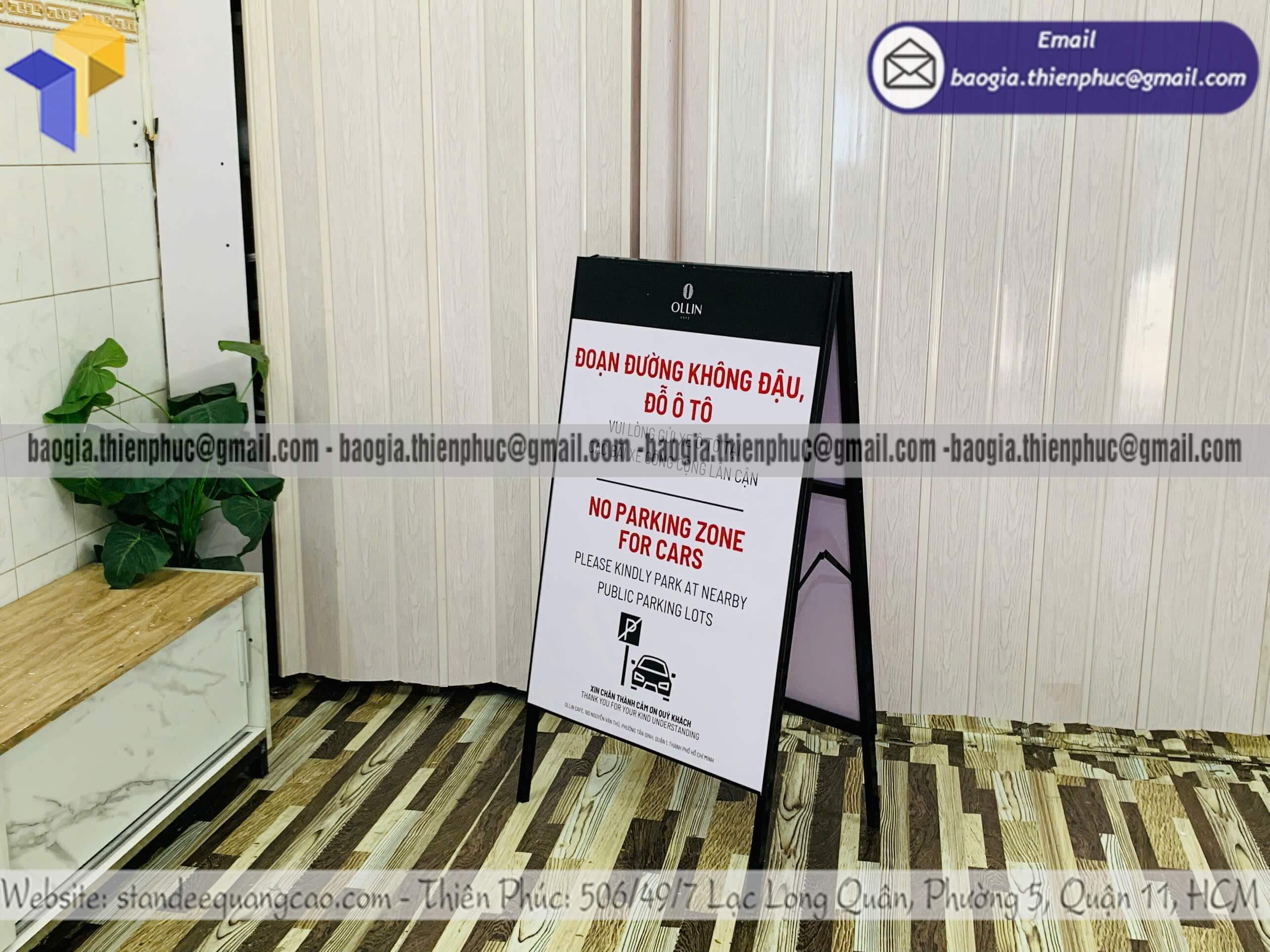 Standee A khung sắt ngoài trời in thông tin 2 mặt khách từ cửa rào vào shop