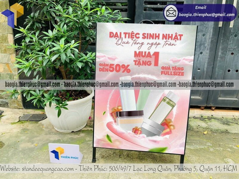 Standee A quảng cáo sản phẩm một mặt chân sắt di động