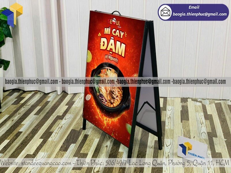 Standee bằng chân sắt chữ A quảng cáo di động hè phố tăng lượng khách vào cửa