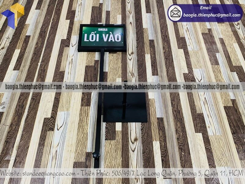 Standee bảng hướng dẫn lối đi in 2 mặt bằng sắt chỉ từ 1tr1 mẫu mới nhất
