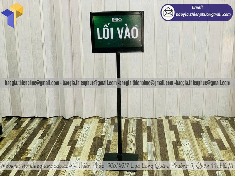 Standee bảng hướng dẫn lối đi in 2 mặt bằng sắt tphcm sản xuất theo yêu cầu in ấn thương hiệu