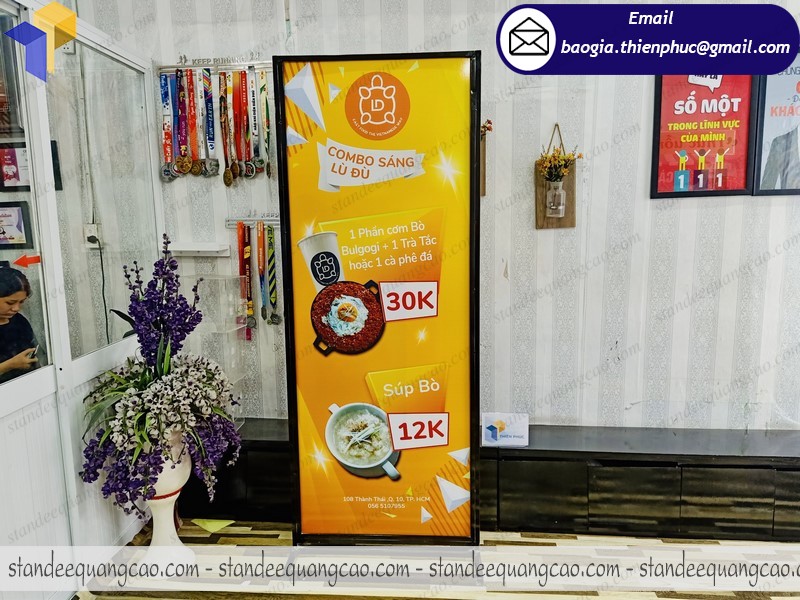 standee chân sắt chịu gió