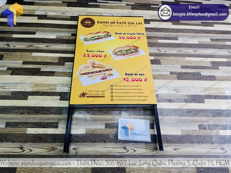 standee chân xếp chữ a