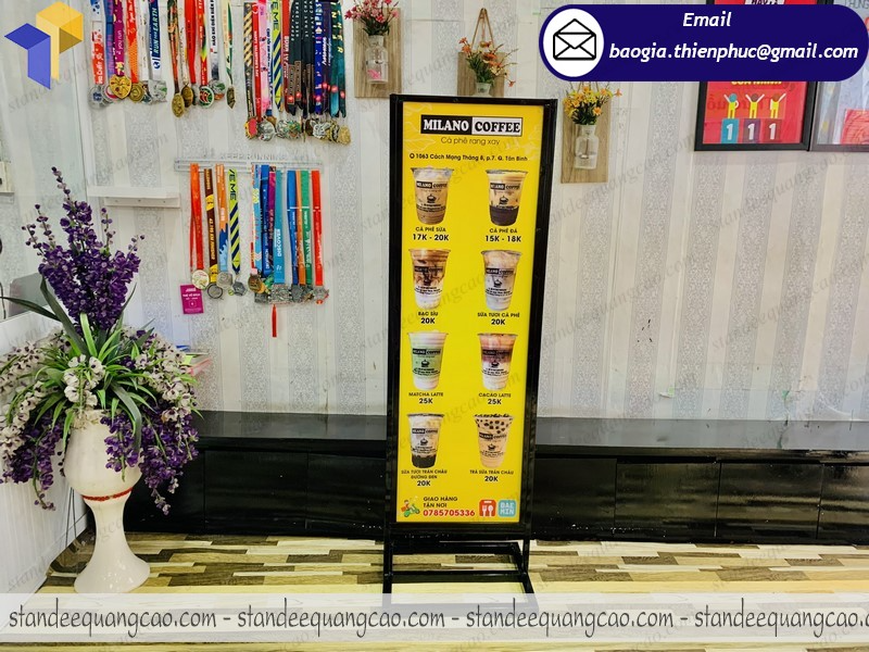 đặt mua standee chống gió