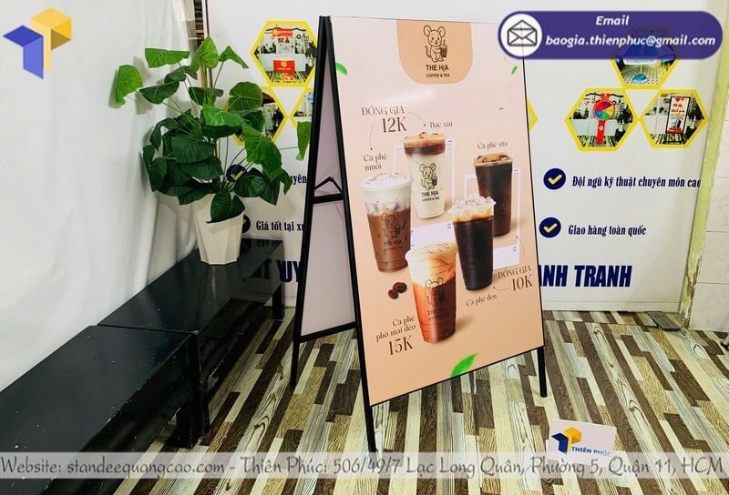 standee chữ A 2 in logo theo yêu cầu, hiển thị nội dung 2 mặt