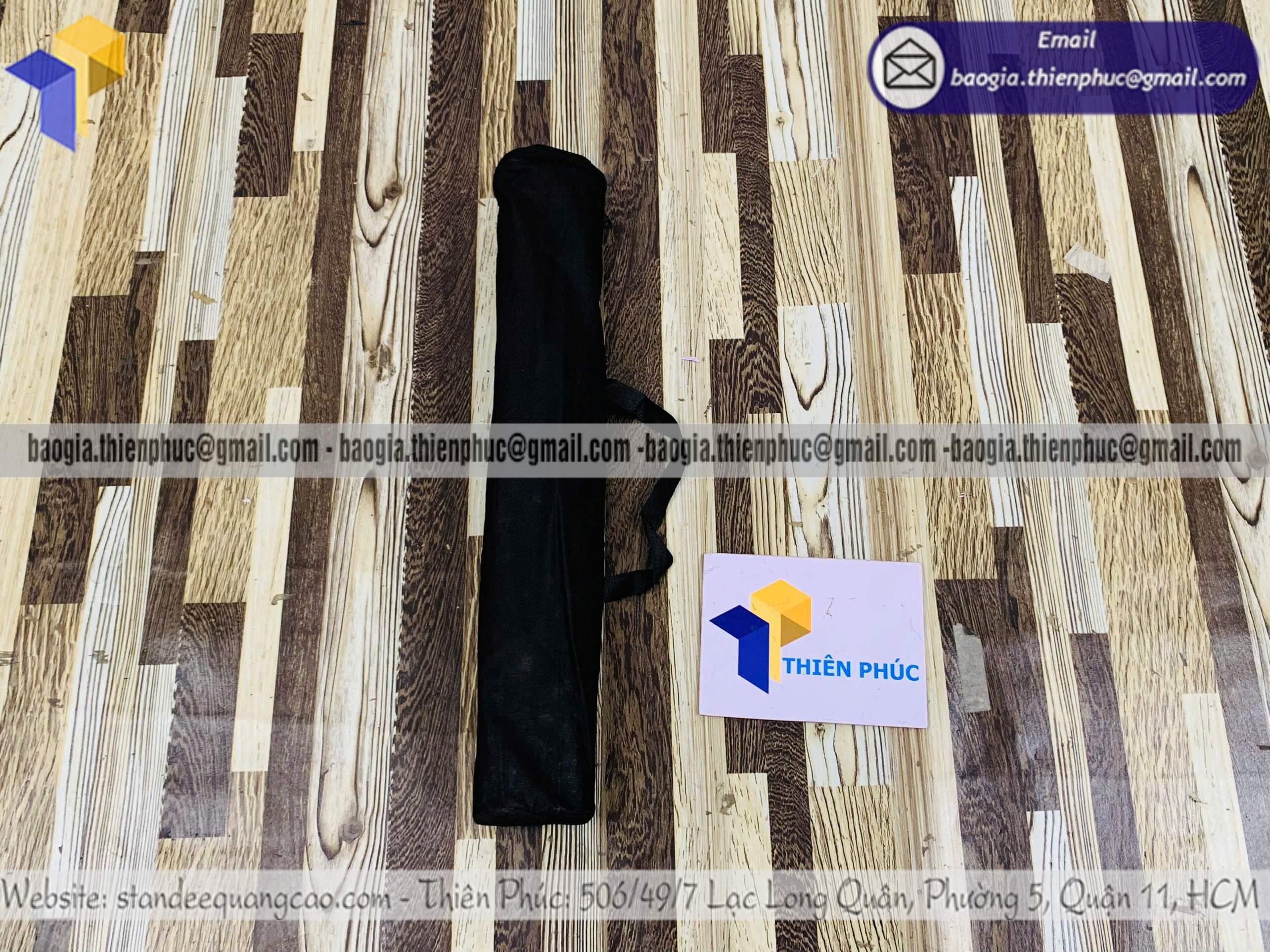 Standee cuốn nhôm in poster 1 mặt quảng cáo giá xưởng chất lượng khỏi chê