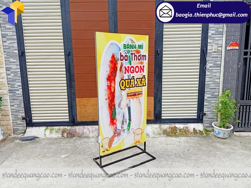 standee đế sắt chịu gió