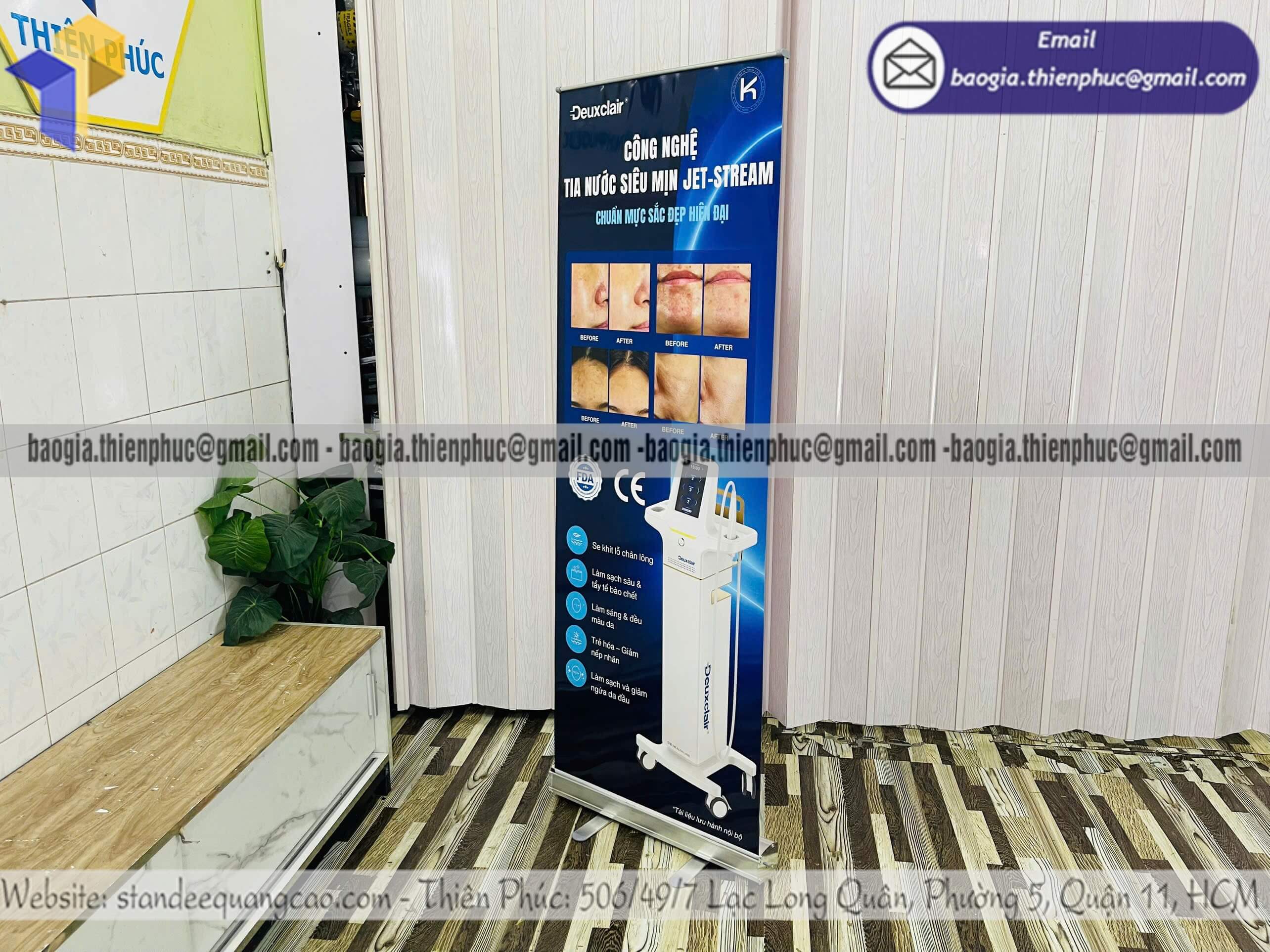 Standee dựng poster cuốn nhôm quảng cáo cửa hàng khai trương marketing bán hàng bùng nổ