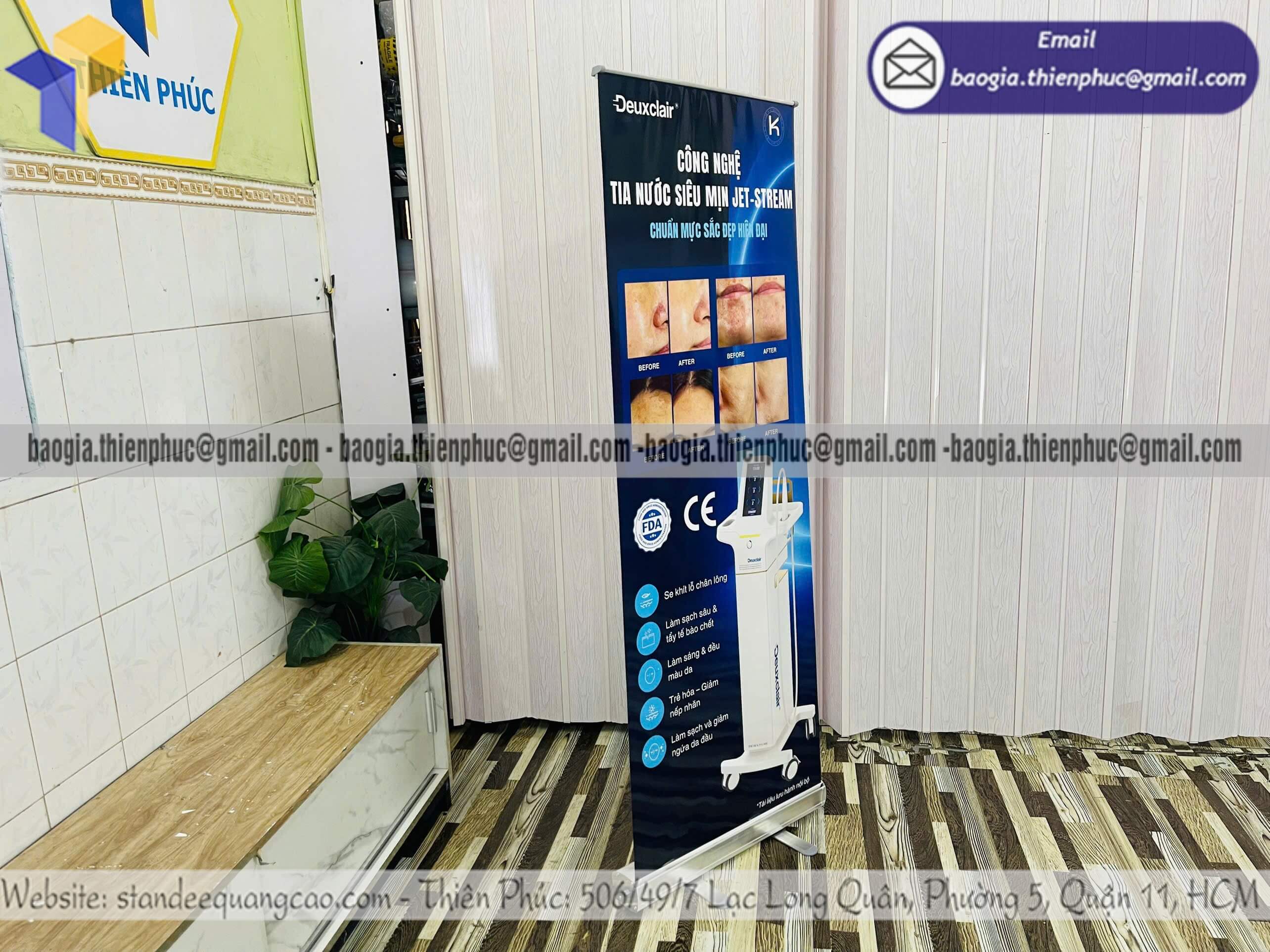 Standee dựng poster cuốn nhôm quảng cáo cửa hàng in ấn trọn gói bán chạy