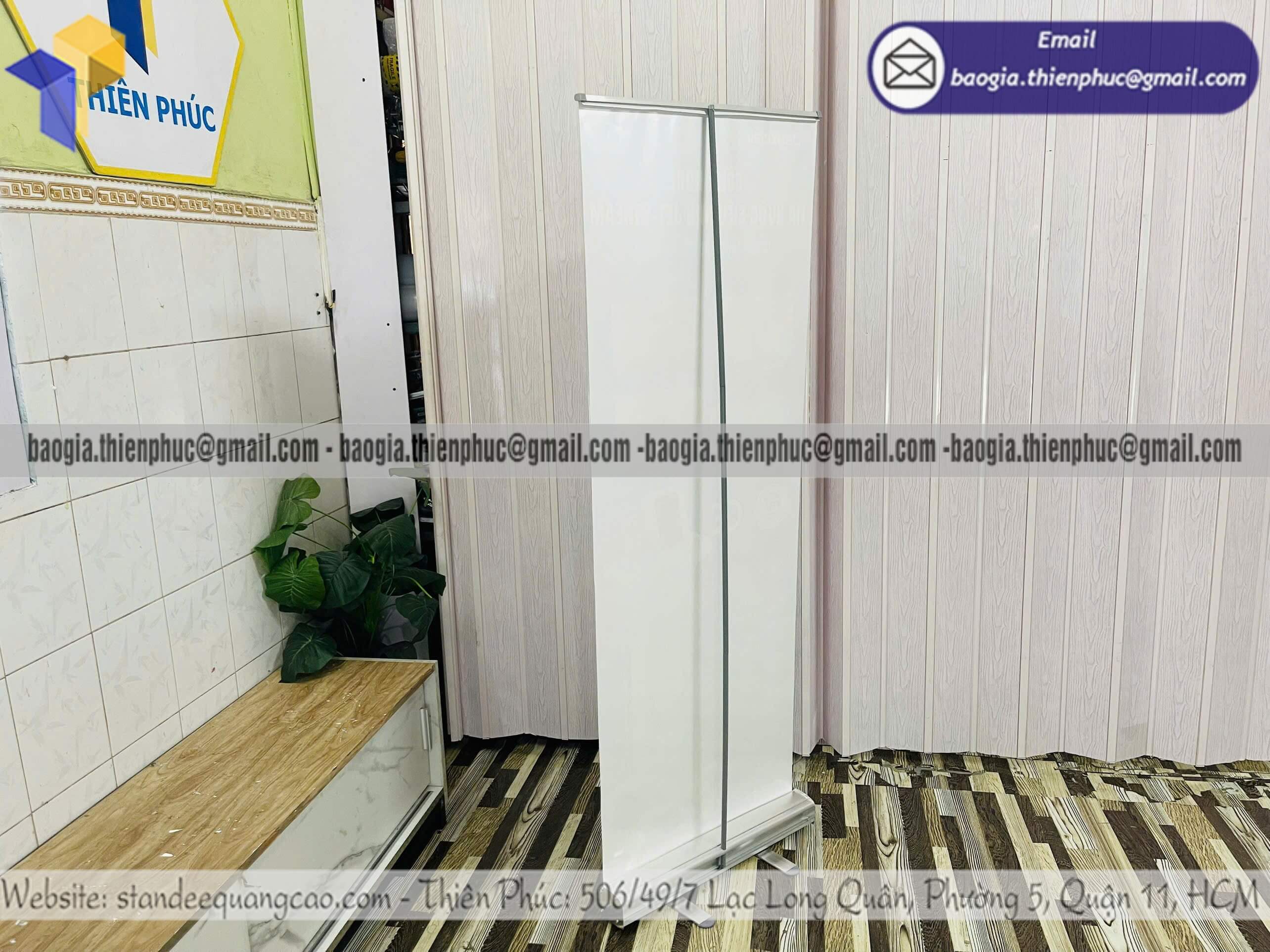 Standee dựng poster cuốn nhôm quảng cáo cửa hàng trưng bày thông tin dễ nhìn