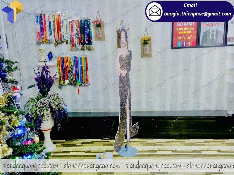 standee hình người giá bao nhiêu