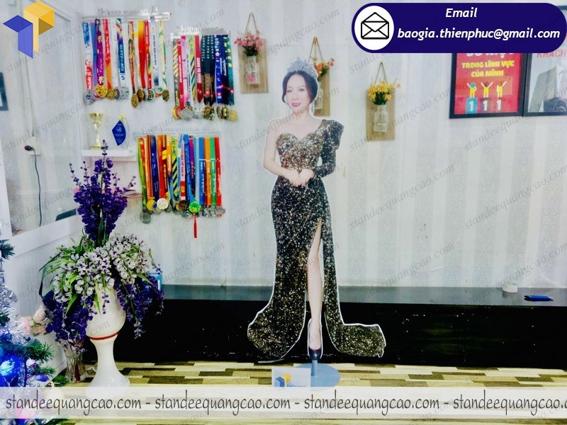 standee hình người giá rẻ