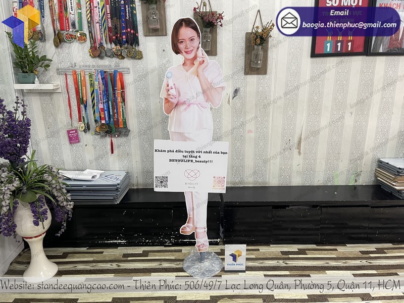 standee hình người ngoài trời đẹp