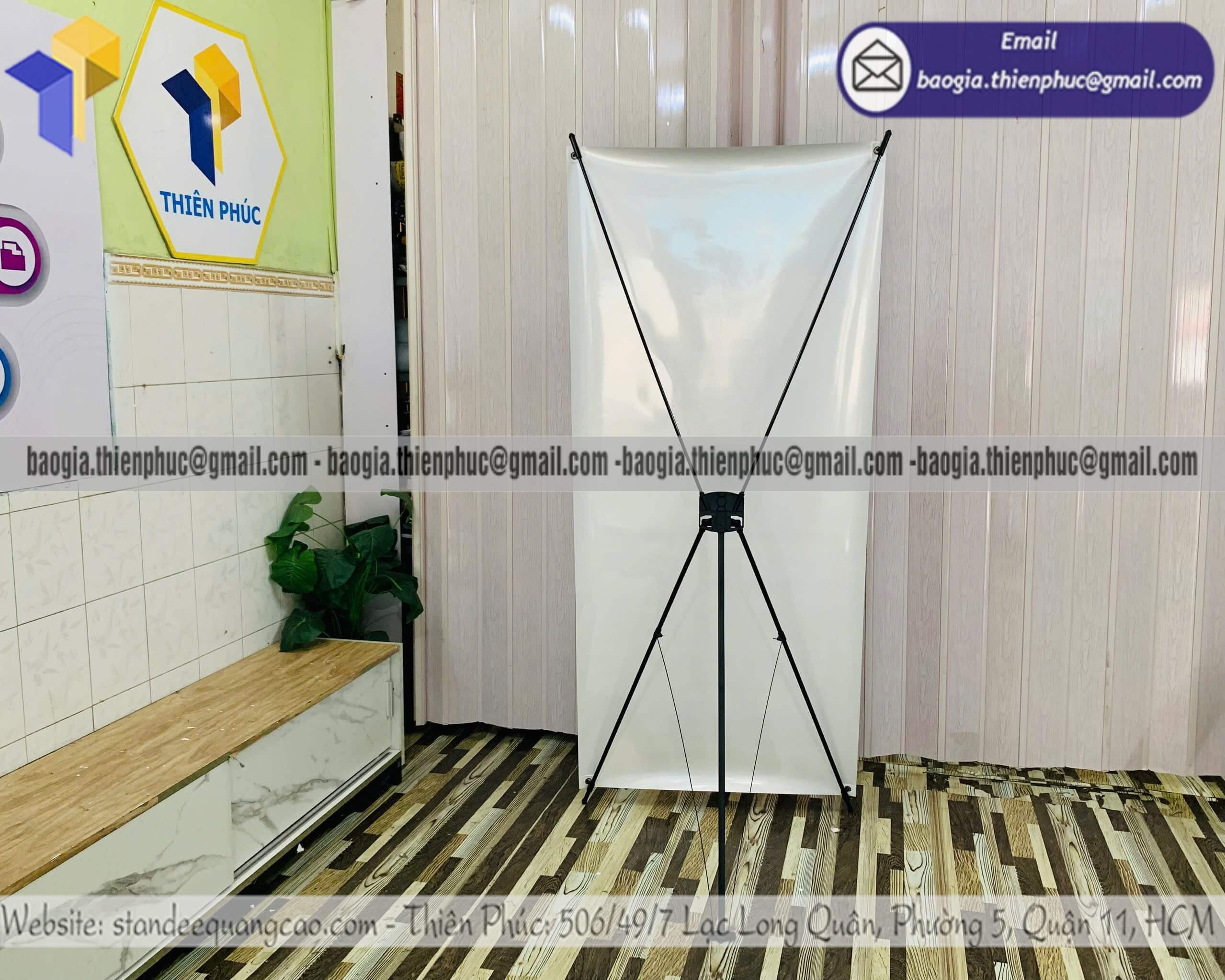 Standee in poster treo quảng cáo chữ X di động hiệu quả cho chiến dịch khuyến mãi