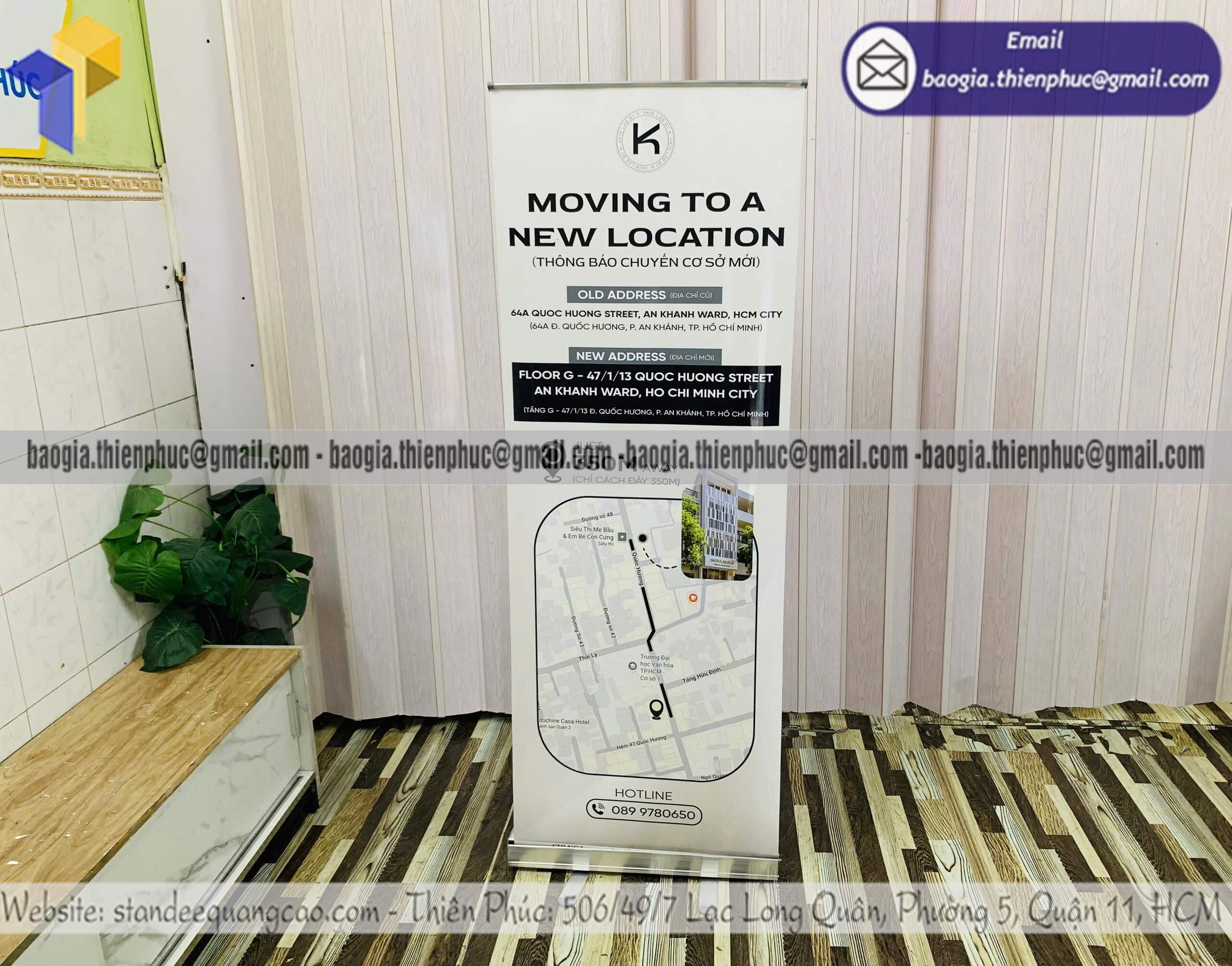 Standee kéo cuốn poster bằng nhôm quảng cáo