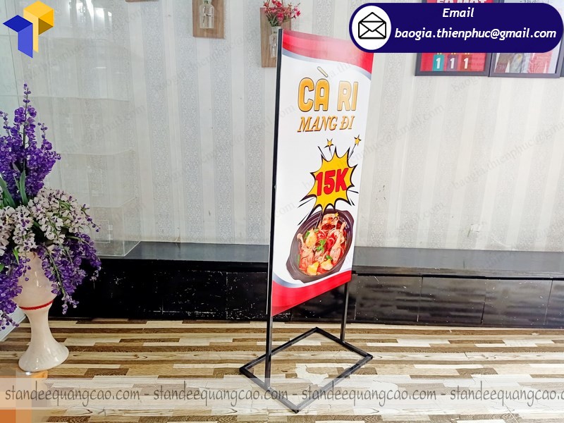 standee khung sắt căng bạt