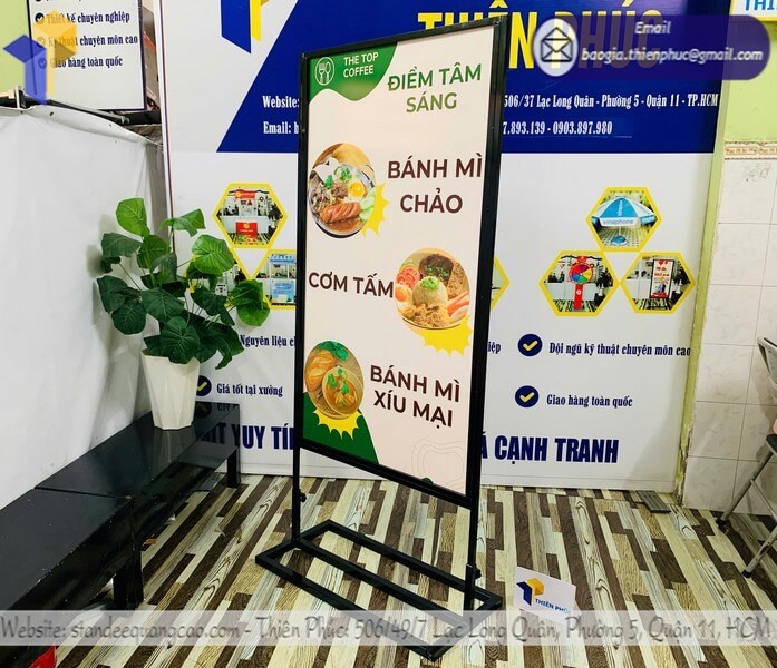 Đặt in standee khung sắt để sự kiện lấy liền