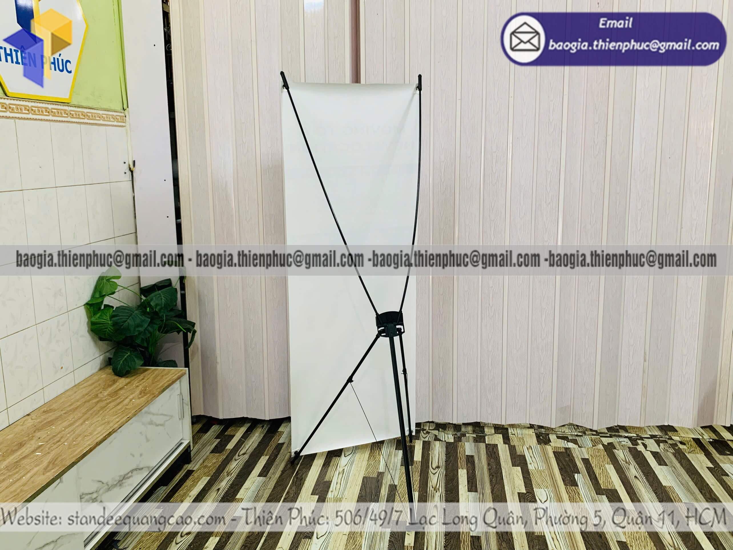 Standee khung sắt poster treo chữ X ngoài trời giao hàng hỗ trợ thiết kế in banner