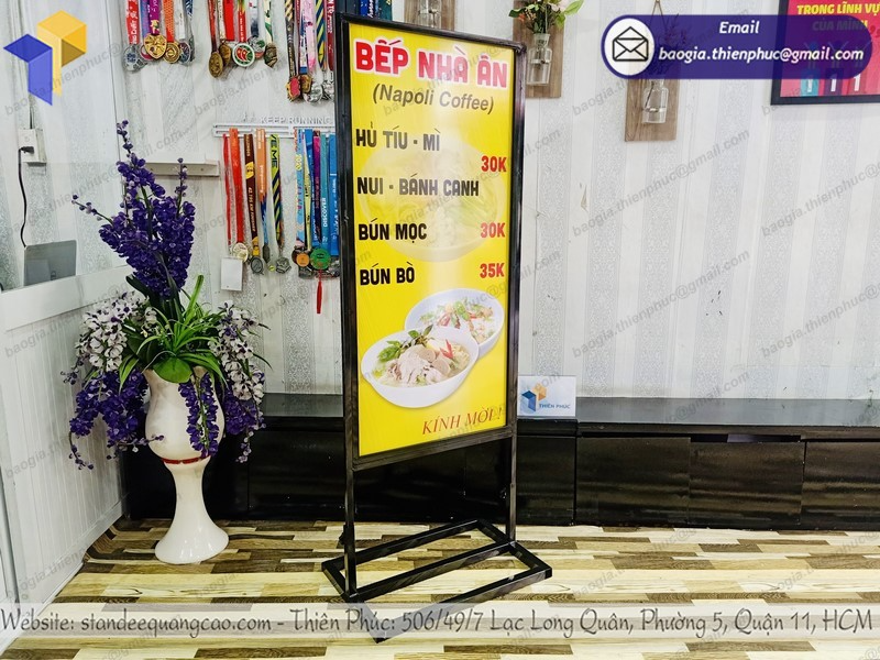 standee khung sắt quảng cáo ngoài trời giá rẻ