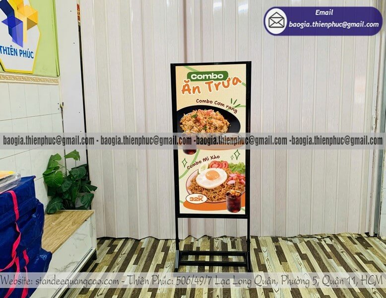 Standee khung sắt trưng bày chương trình khuyến mãi kéo khách cho chương trình flash sale cuối tuần