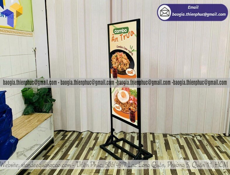 Standee khung sắt trưng bày chương trình khuyến mãi giá rẻ tăng khách vào cửa hàng