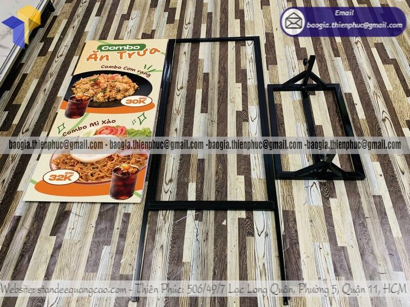 Standee khung sắt trưng bày chương trình khuyến mãi shop bán lẻ thời trang tphcm