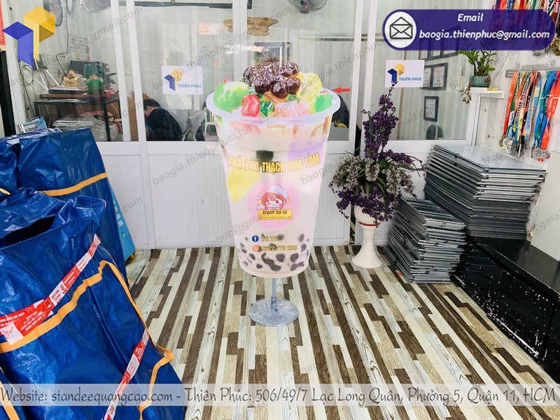 Standee ly trà sữa lắp ráp đẹp