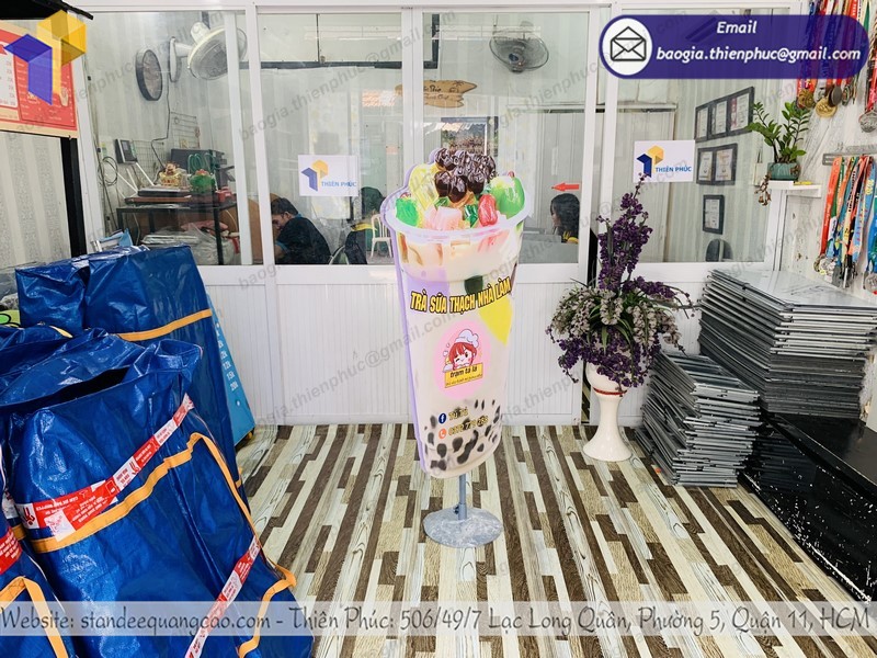 Standee ly trà sữa lắp ráp uy tín