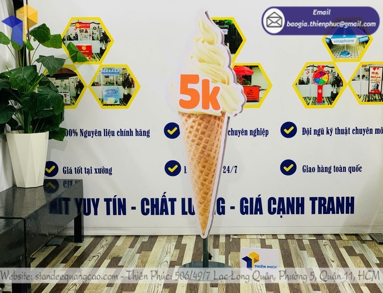 Standee mô hình cây kem lấy liền thu hút khách ngay tại cửa hàng