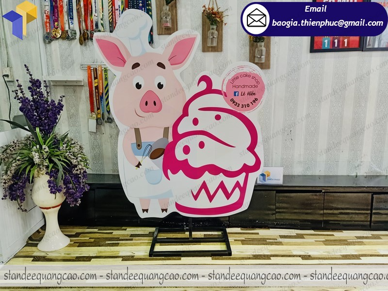 standee mô hình chân sắt đẹp