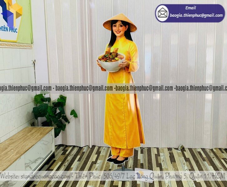 Standee mô hình người giới thiệu sản phẩm ngoài trời cho shop thời trang khai trương sự kiện