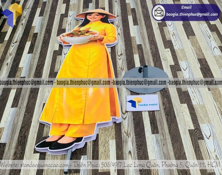Standee mô hình người giới thiệu sản phẩm ngoài trời theo yêu cầu in ấn giá rẻ