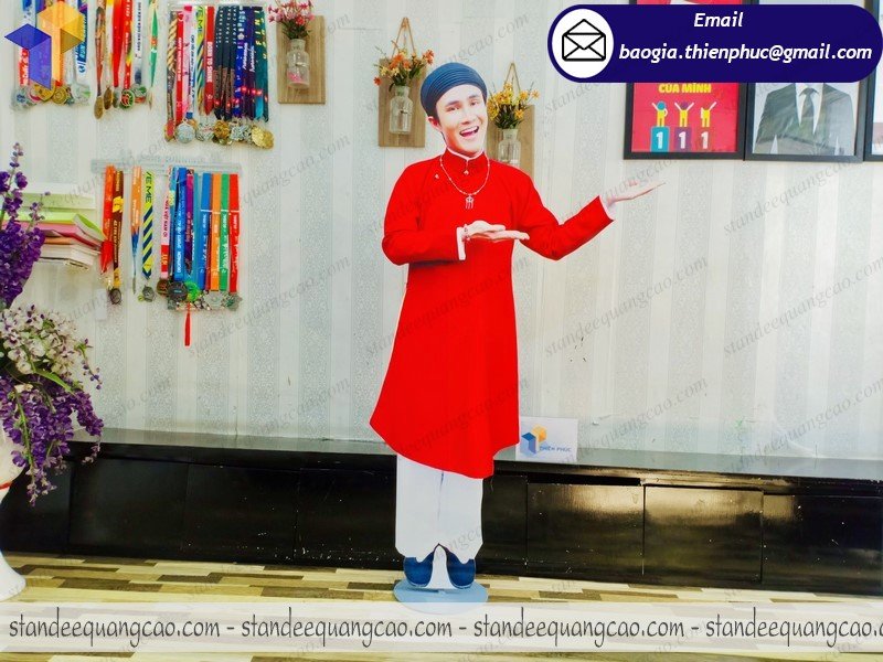 standee mô hình người quảng cáo