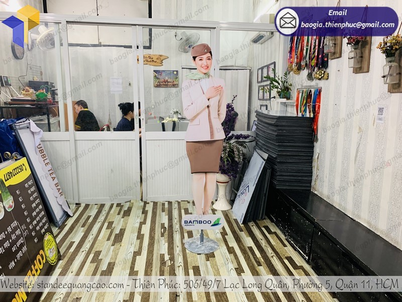 Standee mô hình tiếp viên hàng không đẹp