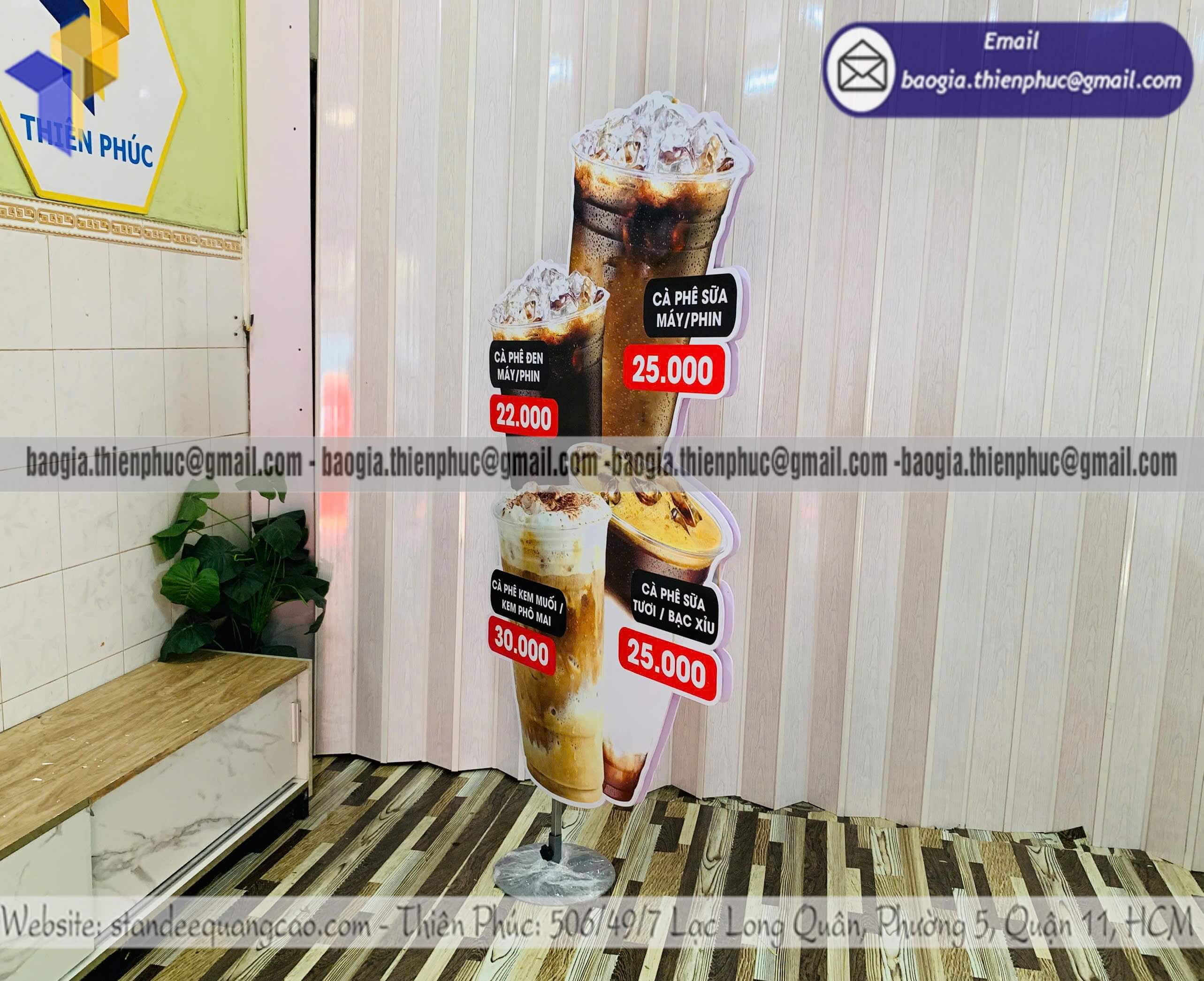 Standee mockup ly cafe in hai mặt để trên vỉa hè dùng quảng bá take away thu hút khách