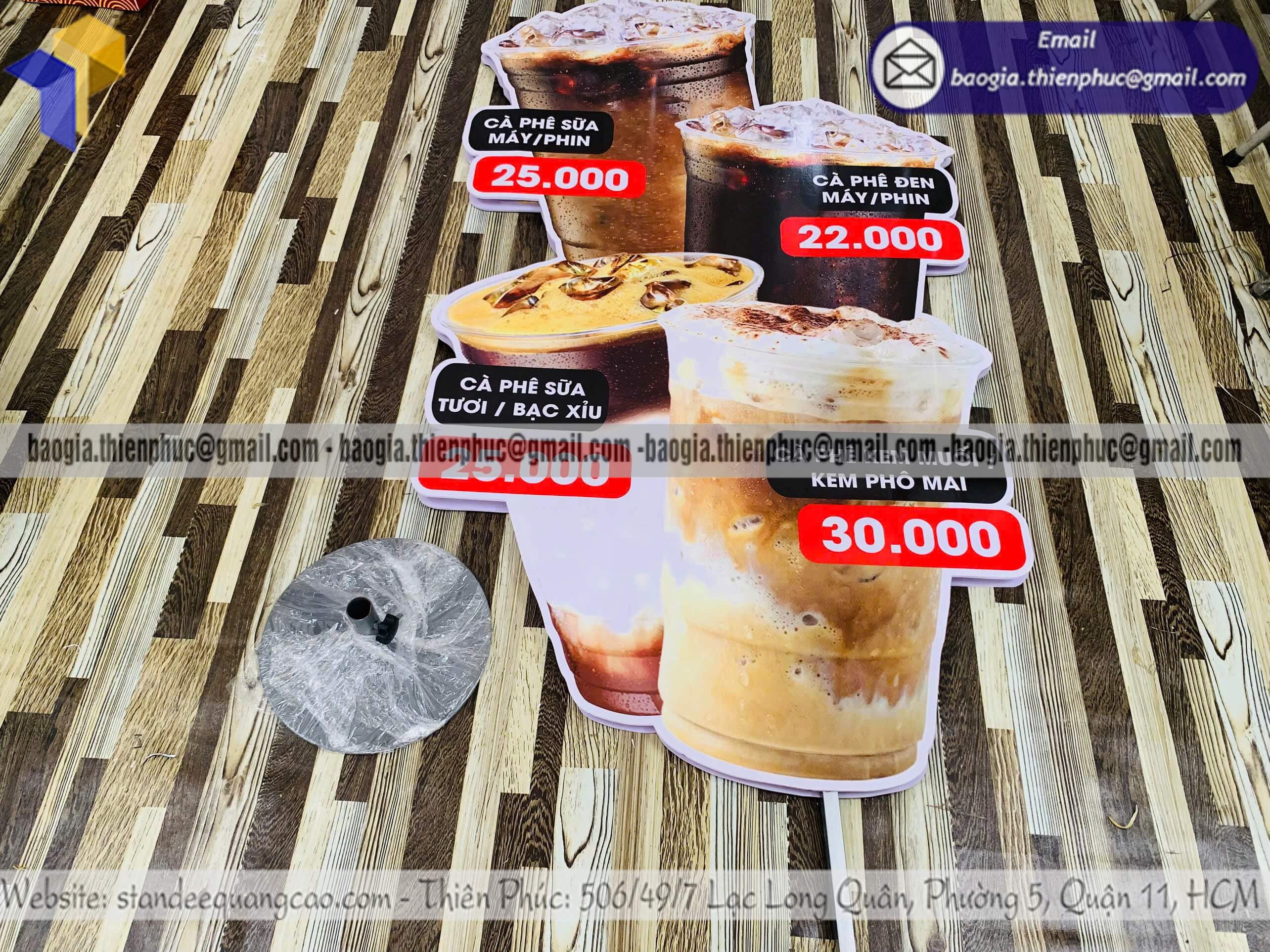 Standee mockup ly cafe in hai mặt để trên vỉa hè giúp kéo khách tự nhiên kiost bán hàng