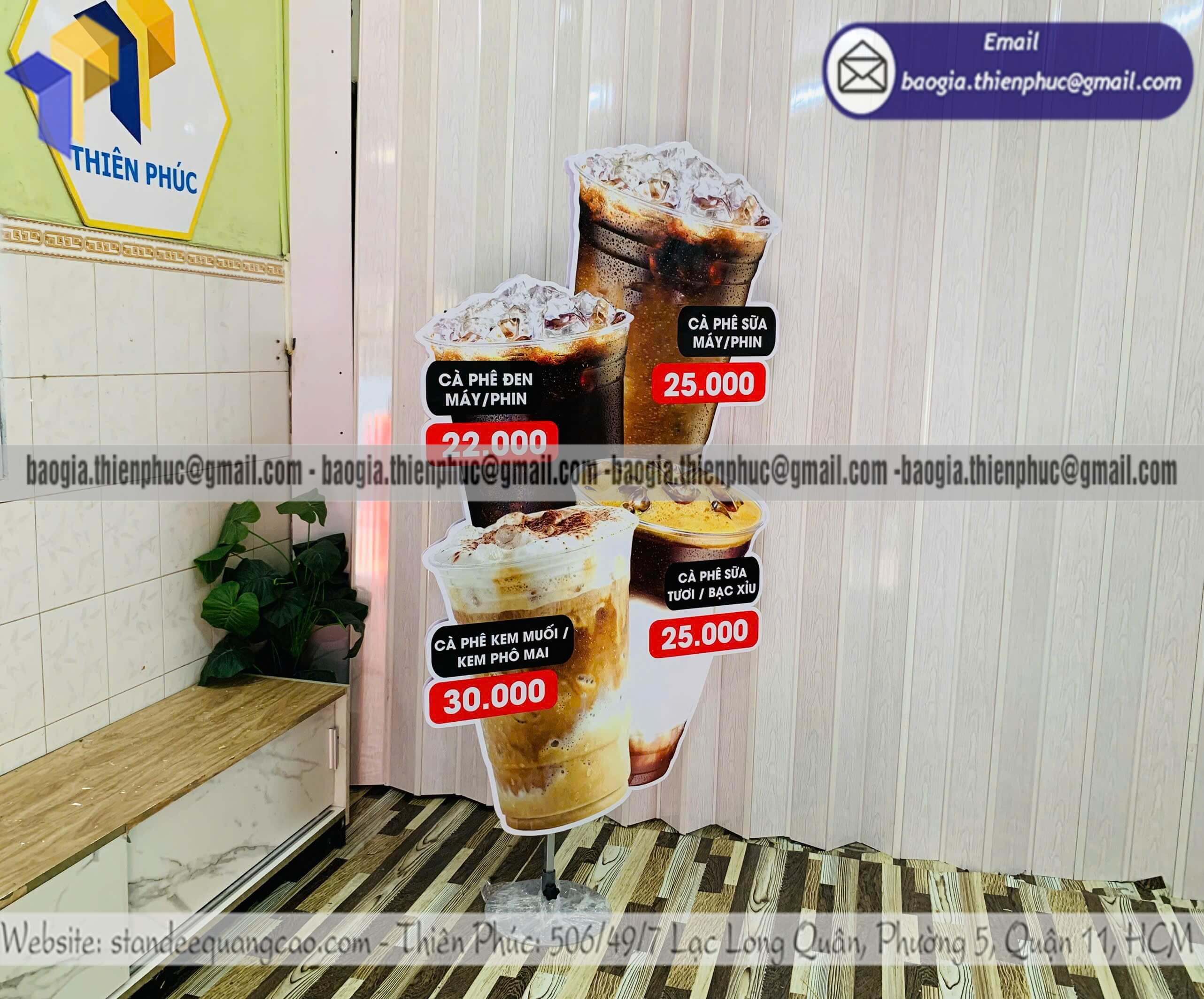 Standee mockup ly cafe in hai mặt để trên vỉa hè tiết kiệm xưởng sản xuất biển quảng cáo