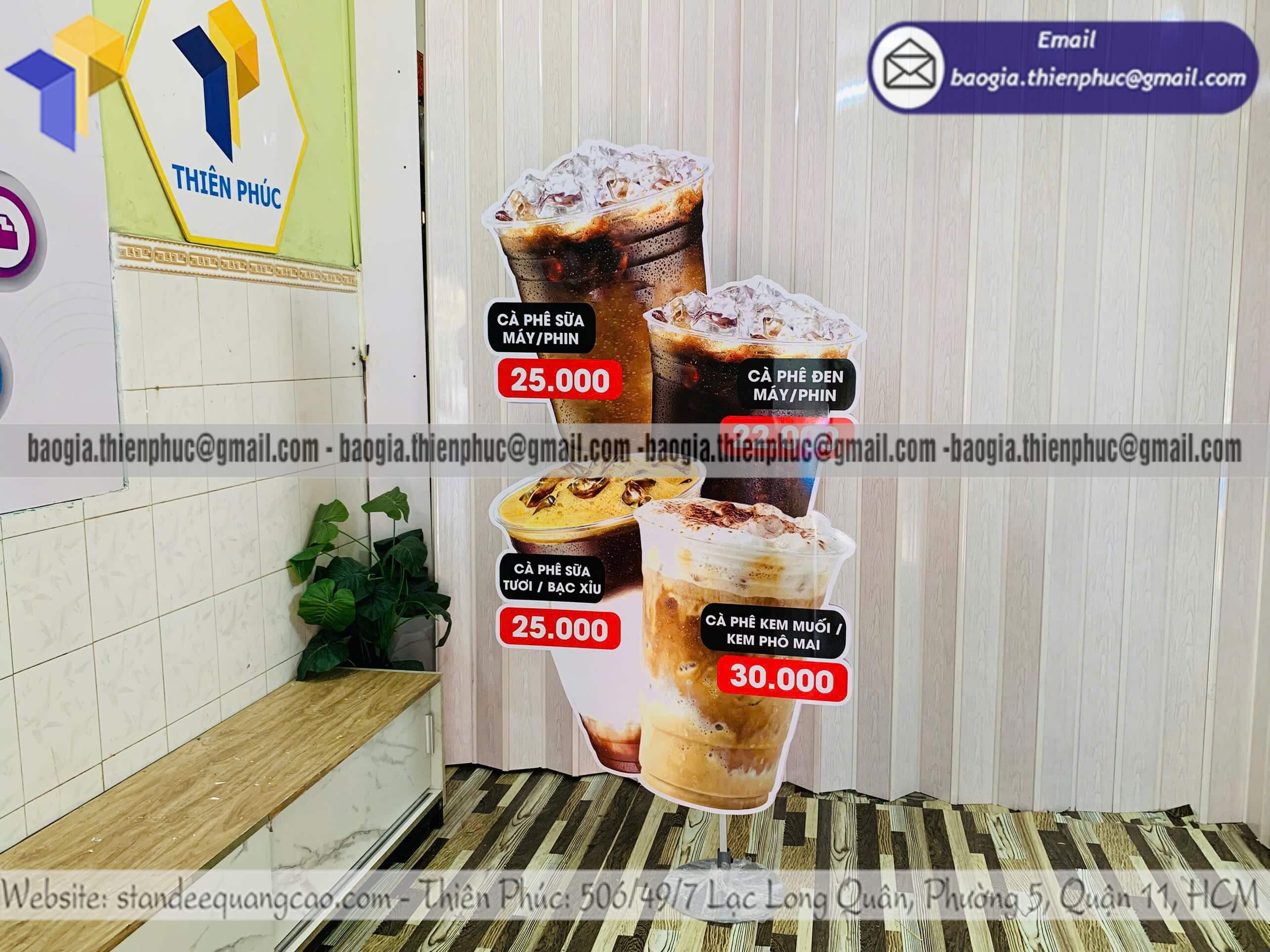 Standee mockup ly cafe in hai mặt để trên vỉa hè