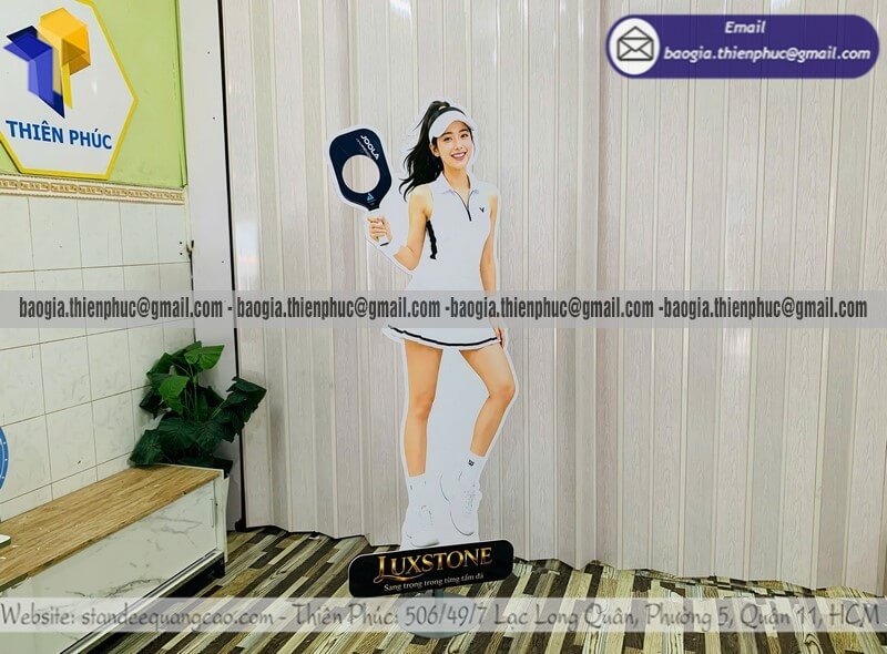 Standee mockup người thật trưng bày tại cửa hàng in ấn ưu đãi chi phí cực tốt