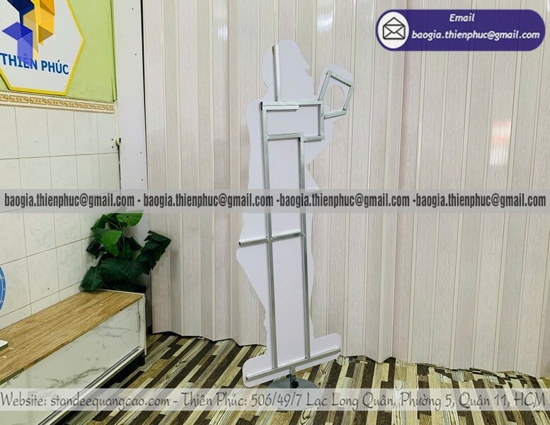 Standee mockup người thật trưng bày tại cửa hàng bán lẻ event khai trương salr
