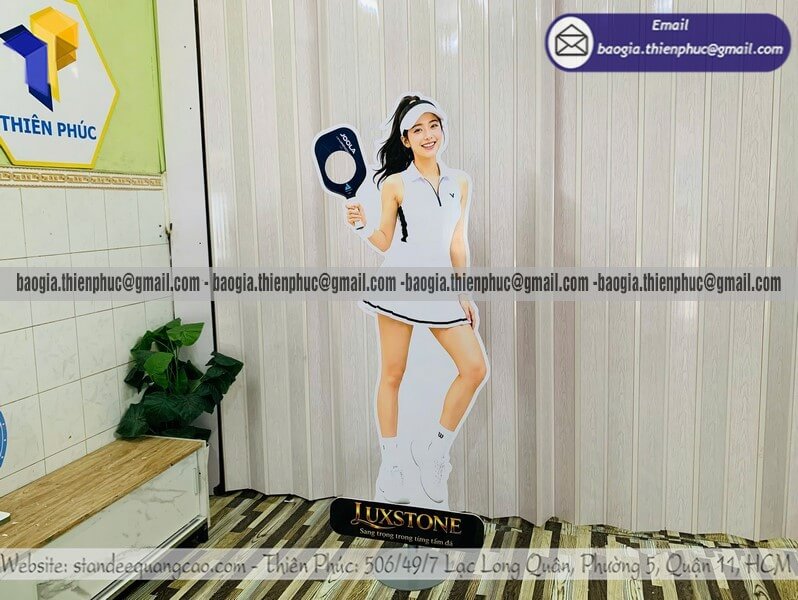 Standee mockup người thật trưng bày tại cửa hàng