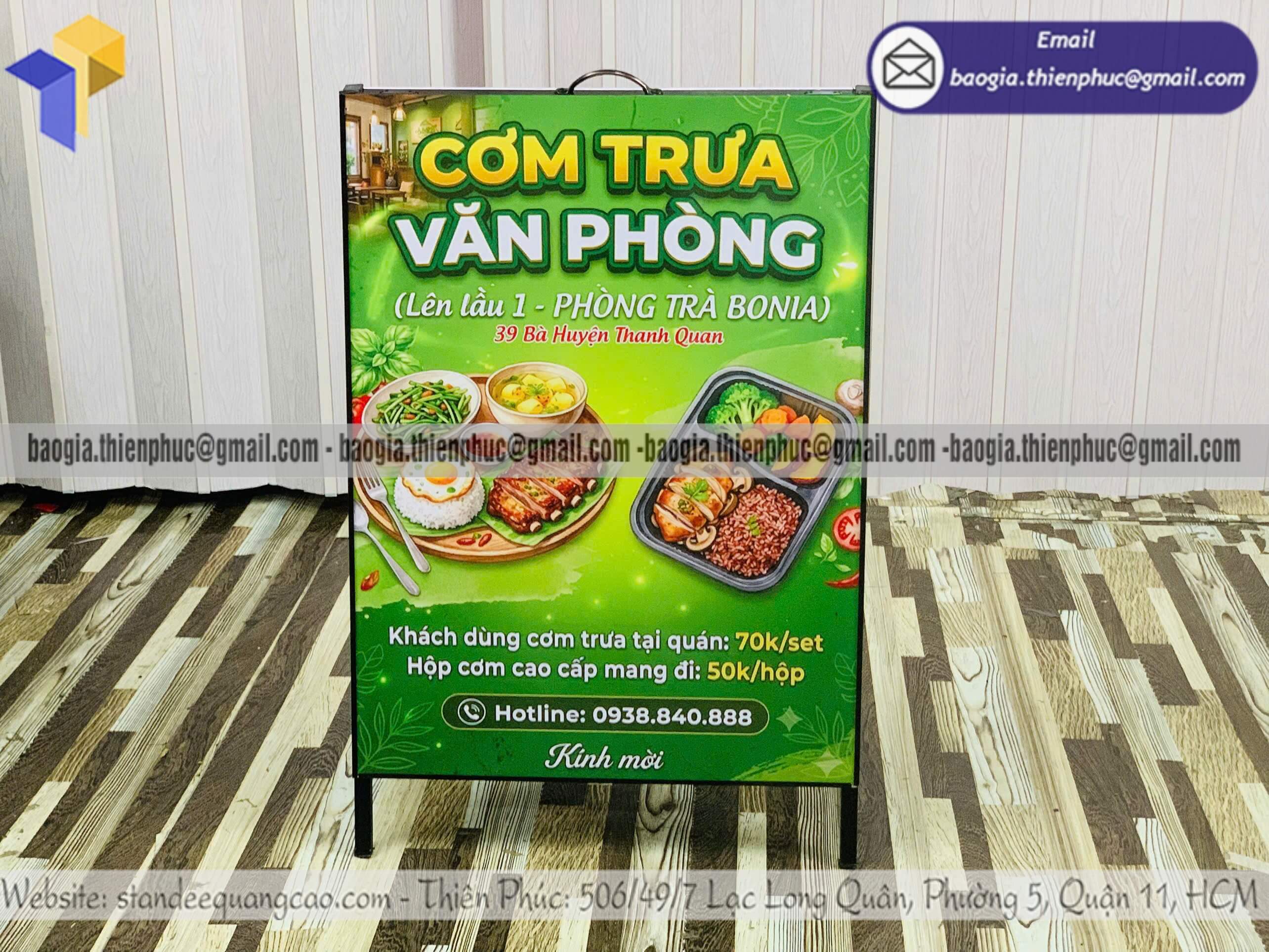 Standee quảng cáo chữ A khung sắt gắn poster vỉa hè gia công theo mẫu riêng phụ kiện điện thoại
