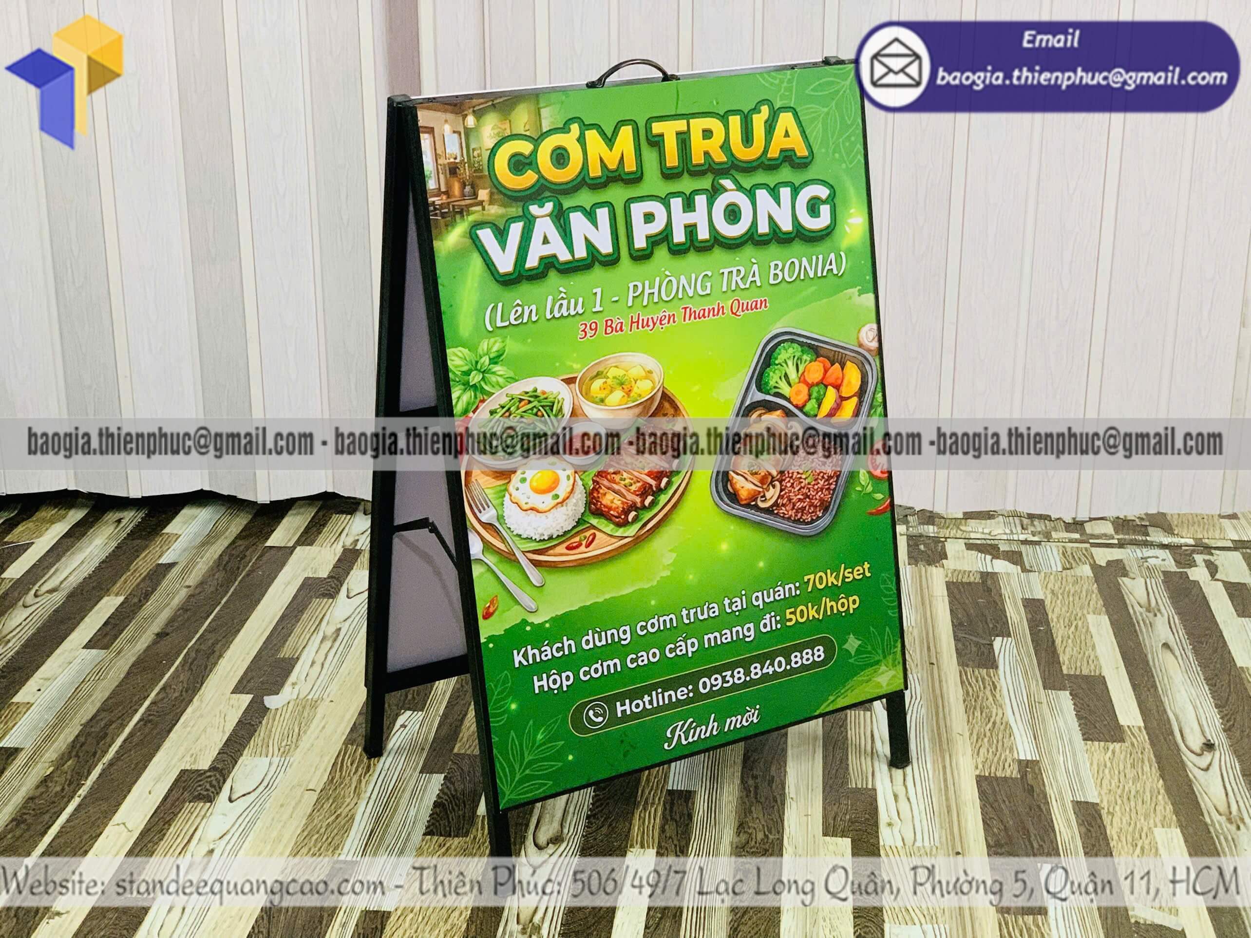 Standee quảng cáo chữ A khung sắt gắn poster vỉa hè trung tâm đào tạo tuyển sinh nổi bật