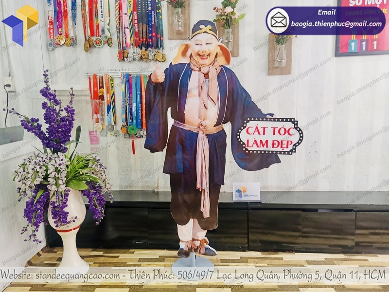 standee quảng cáo hình người đẹp giá rẻ