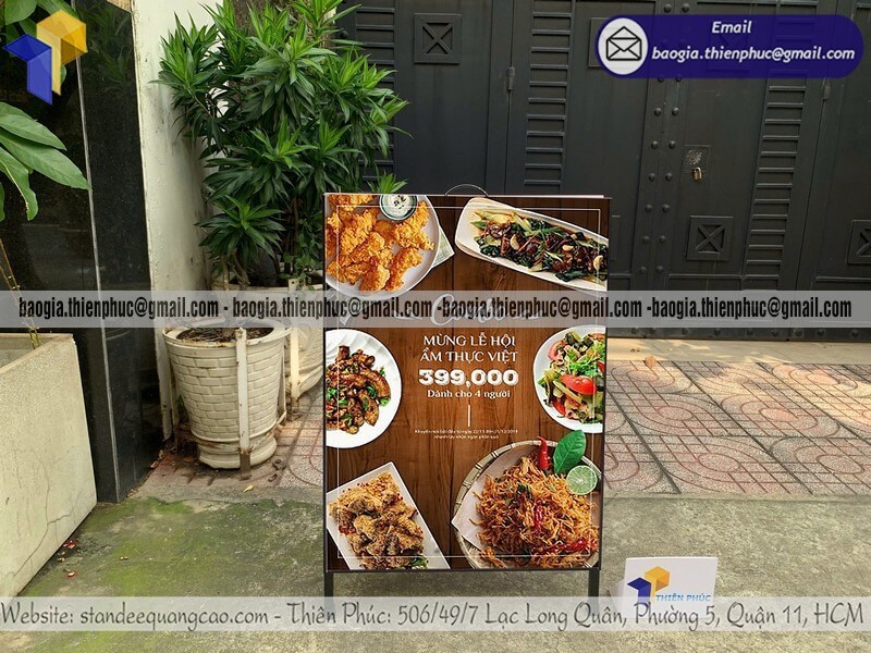 Standee quảng cáo khung chữ A cho quán ăn đặt ngoài trời