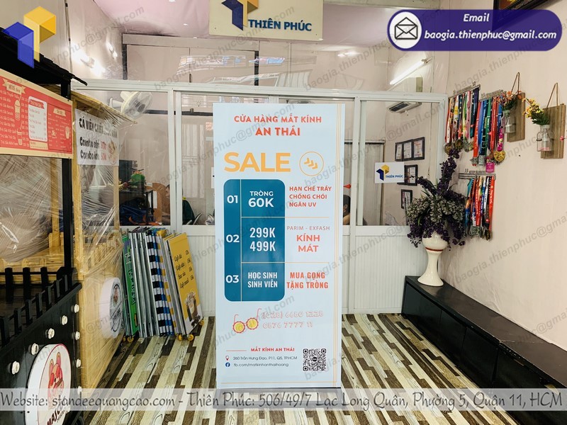 standee quảng cáo sale