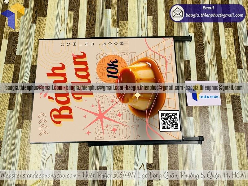 Standee sản phẩm in 1 mặt đặt vỉa hè bán hàng kéo traffic cho cửa hàng bán lẻ