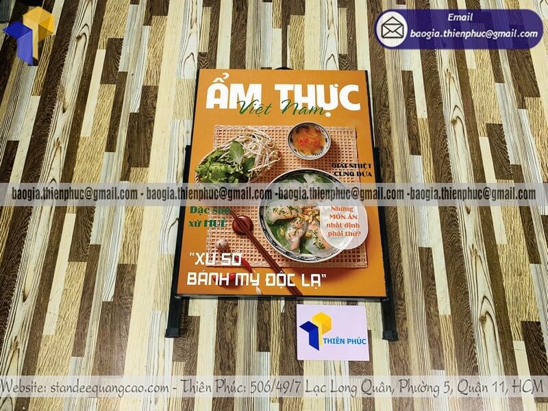 Standee trưng bày in 1 mặt chân sắt trên vỉa hè quảng cáo di động cho doanh nghiệp