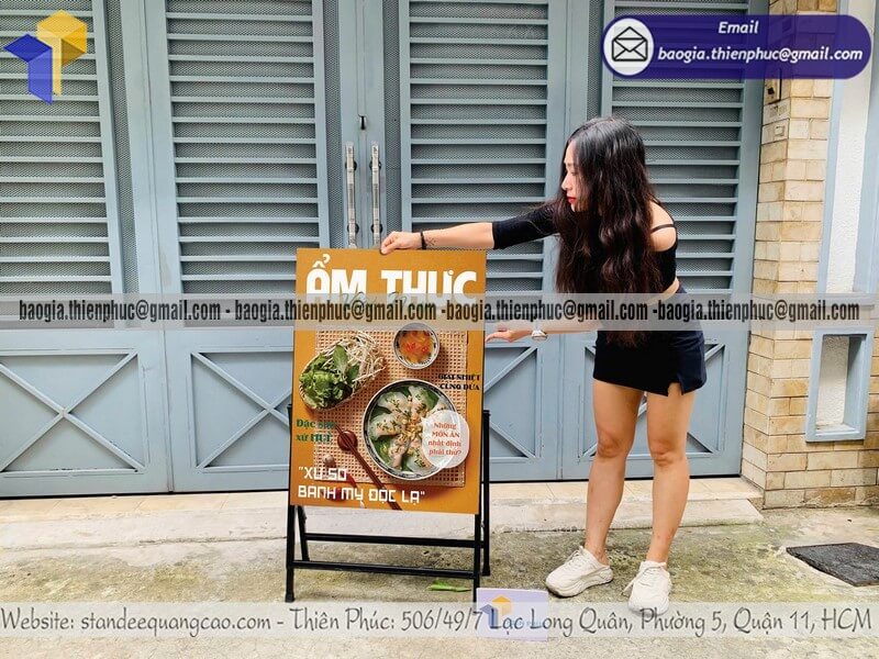 Standee trưng bày in 1 mặt chân sắt trên vỉa hè gia công khung sắt trưng bày khuyến mãi