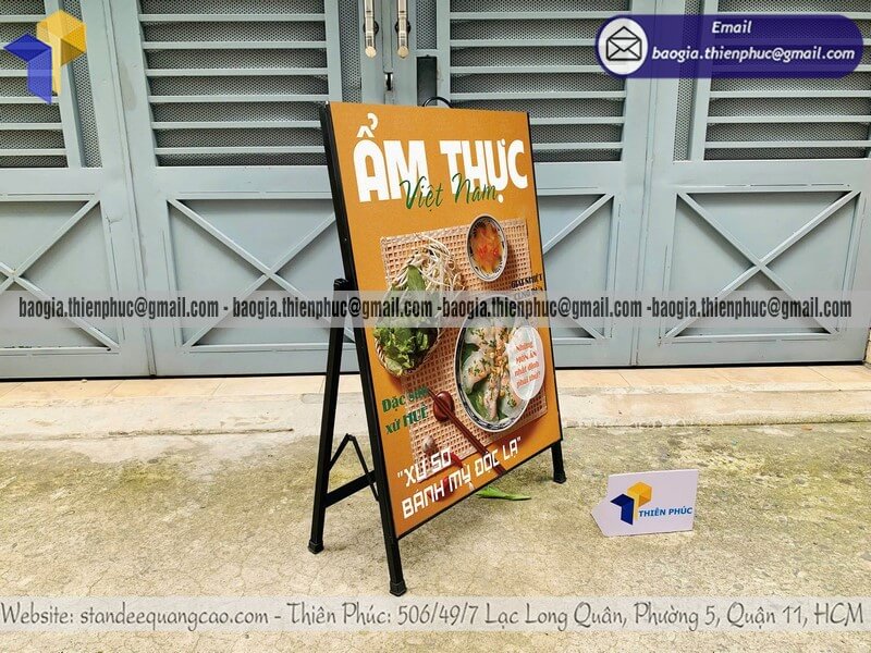 Standee trưng bày in 1 mặt chân sắt trên vỉa hè trưng bày khuyến mãi cửa hàng